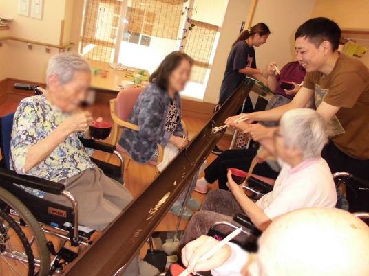 椅子でくつろぐ居室