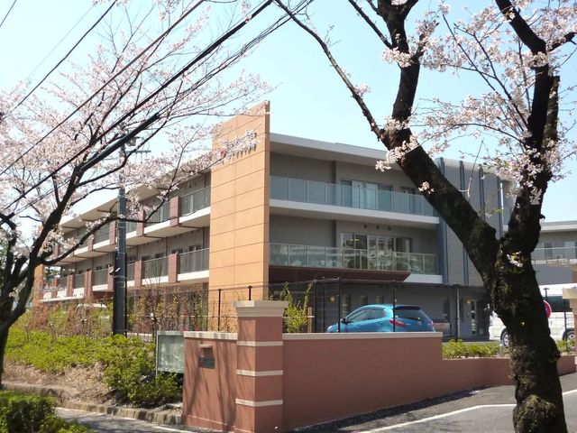 桜並木のある外観  