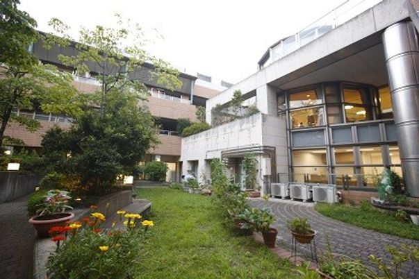 庭のある施設の外観