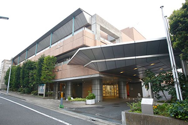 広々とした外観