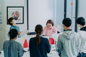 会議中の明るいスタッフたち
