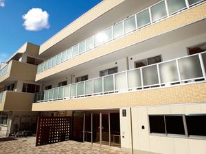 明るい外観の建物エントランス