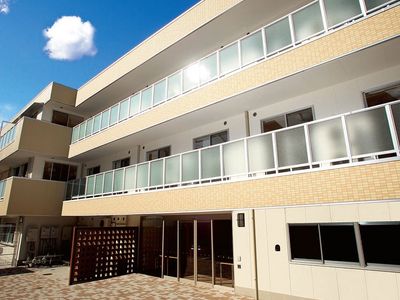 明るい外観の建物エントランス