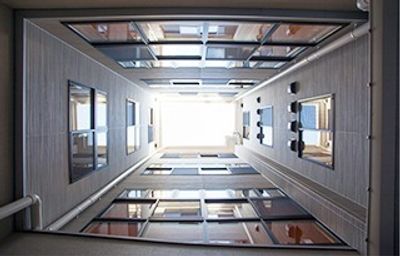 明るい天井の廊下