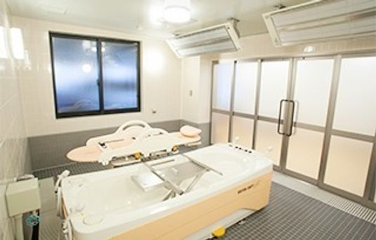 広い湯船と設備の浴室