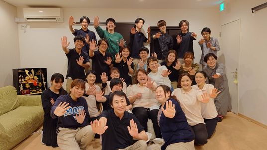笑顔のスタッフ集合