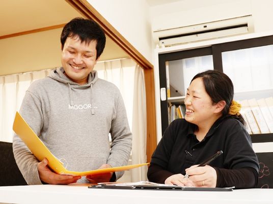 笑顔で対話するスタッフ