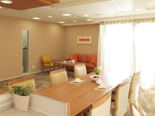 明るいダイニングスペース