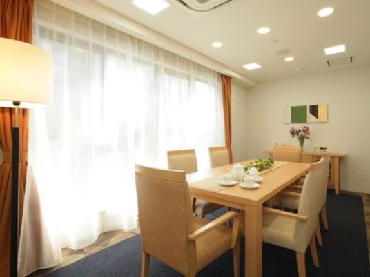 明るい共有ダイニング空間