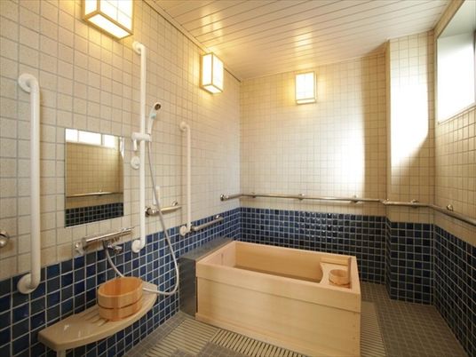 手すり付きの清潔な浴室