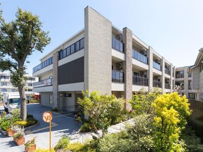 明るい庭付き建物外観