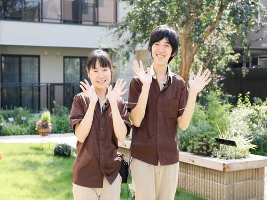 笑顔のスタッフ二人中庭で