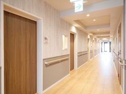 明るい廊下の風景