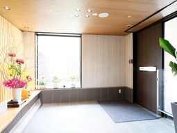 明るいエントランスの様子