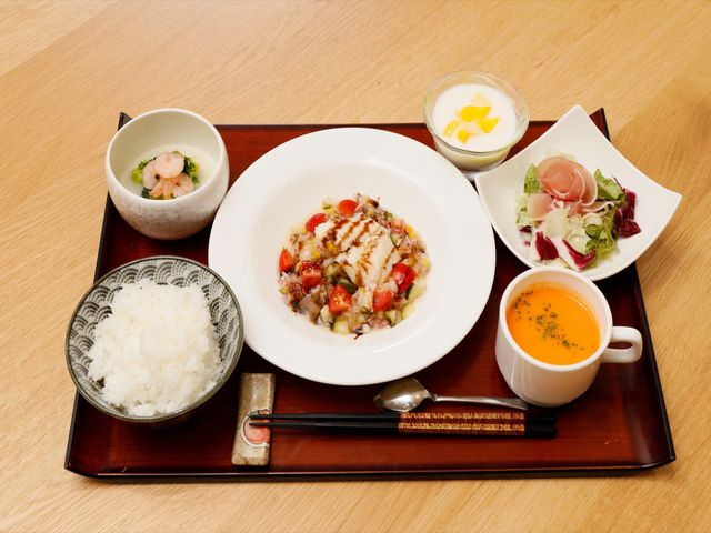 栄養バランスの取れた料理 食事 彩り豊かな料理は栄養面も考えられ、食事の時間を楽しみにしていただけるよう工夫がされています。