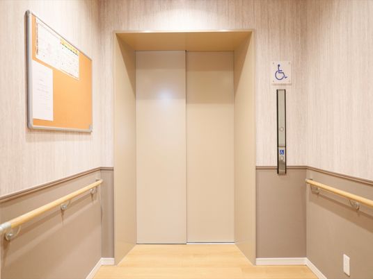 バリアフリー設計のエレベーター