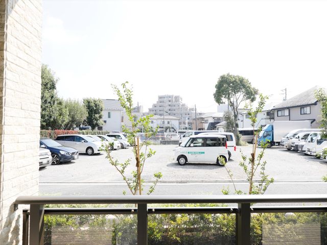 駐車場と小さな植物 駐車場 明るく開放的な中庭からは、植栽に囲まれた安心できる空間が広がっています。日々の憩いの場としてご活用いただけます。