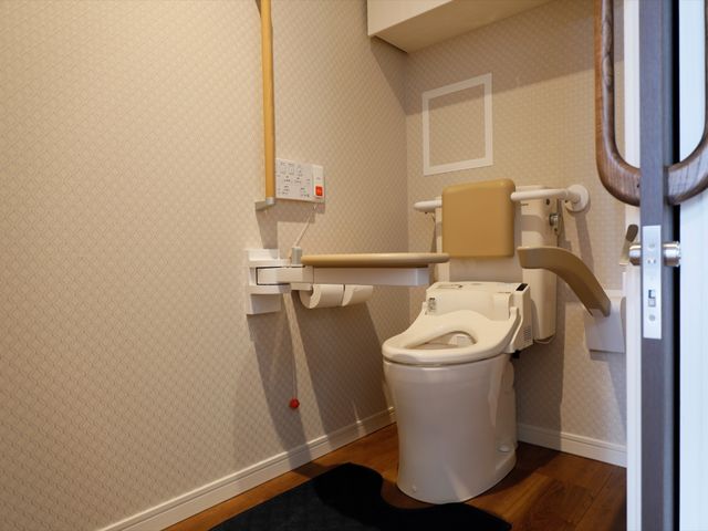 バリアフリートイレ トイレ 配慮された設備が光る清潔なトイレです。手すりや座位補助器具もついており、安全にご利用いただけます。