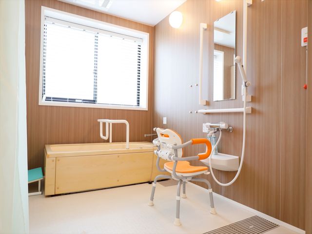 バリアフリー設計の浴室 浴室 広々とした清潔感のある浴室です。安全な入浴を支える手すりやシャワー椅子も備え付けられており、快適にご利用いただけます。