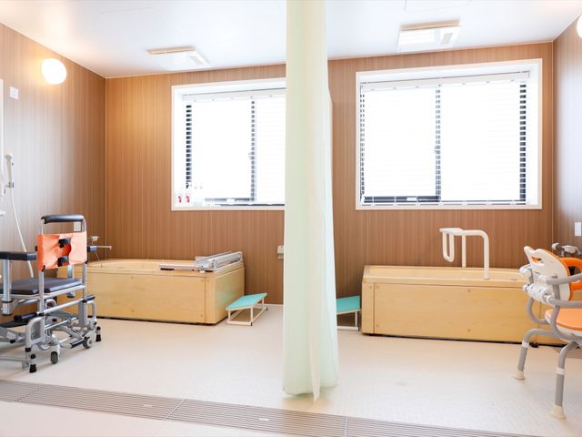 機能訓練室の設備 浴室 広々とした機能訓練室には、リハビリ用具が整っており、患者様の身体機能の向上を支えます。