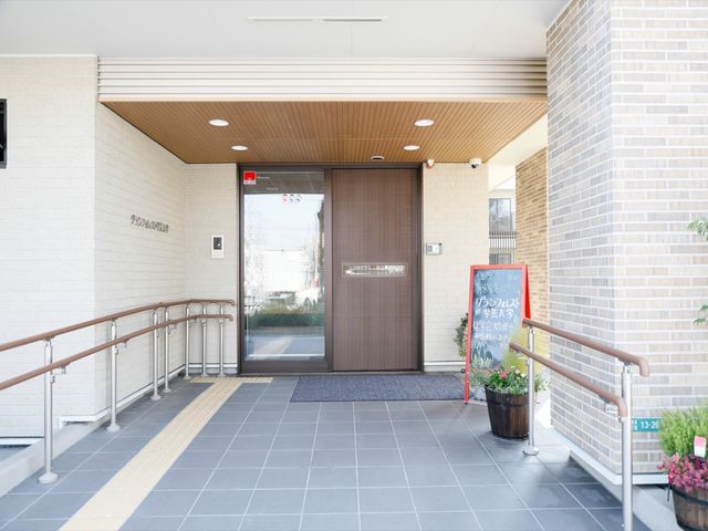 明るいエントランスの様子 エントランス ゆったりとしたスペースの入口はバリアフリー設計で、誰もが気軽に出入りできる環境が整っています。ここから新しい仕事が始まります。