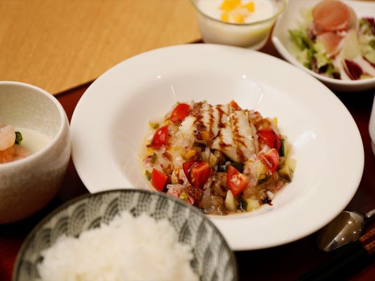 彩り豊かな食事風景