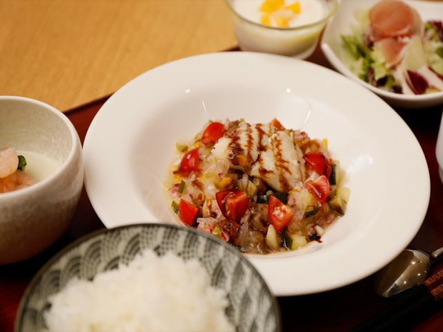 彩り豊かな食事風景 食事 栄養バランスを考えた美味しそうな食事が並び、健康維持に配慮しています。安心してご利用いただける環境を提供しております。