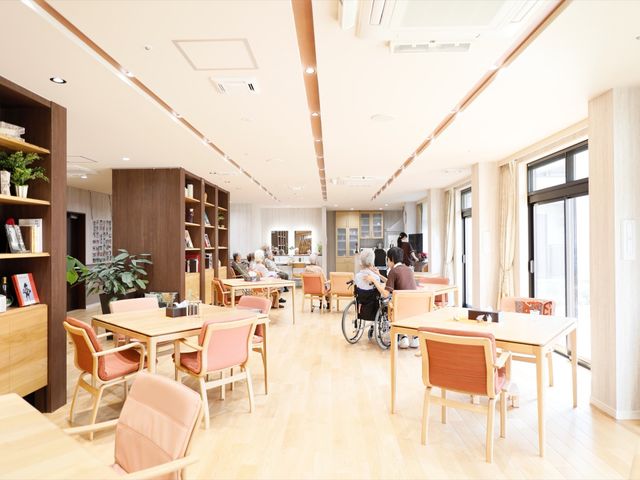 明るい食堂と利用者 食堂 ゆとりある食堂で、利用者の皆様がリラックスしてお食事されています。広々とした空間は快適さを提供し、就業の魅力も感じていただけるでしょう。