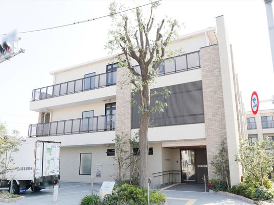 清潔感のある建物エントランス