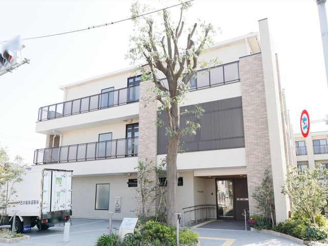 清潔感のある建物エントランス 外観 モダンなデザインの建物の入り口が広く、明るいエントランスが迎えてくれます。バリアフリー設計でどなたでも安心して出入り可能です。