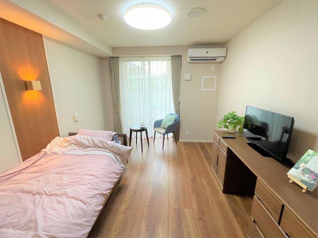 快適な居室の一角 居室 広々とした居室は洗練されたインテリアで、自分の時間をゆったり過ごせる空間となっています。お仕事を考える場合、入居者さまのプライベートを大切にしながら、快適な環境を提供できる点がポイントです。
