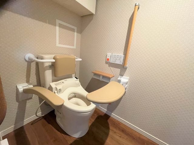 バリアフリートイレ設備 トイレ サポートバー付きの安心トイレです。利用者の安全と利便性を考え、手すりや座面には心地よい工夫がされています。