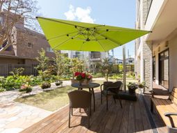 中庭の和やかな空間