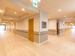 明るい廊下と手すり