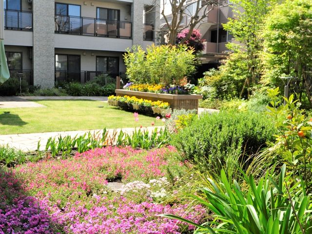 色とりどりの植物の庭 庭園 手入れが行き届いた中庭は、四季折々の花々が心安らぐ空間を創り出しています。新緑の季節を感じながら気持ちの良い休息がとれる環境です。