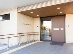 明るい施設のエントランス