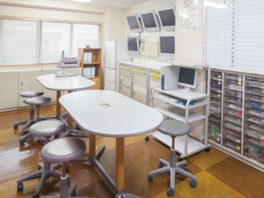 「ニチイホーム昭島 昭和の森」の内観。職員が２４時間常駐する事務室。