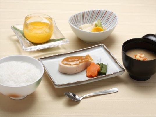 「ニチイホーム昭島 昭和の森」のソフト食。ムース状で視覚的に美しい。