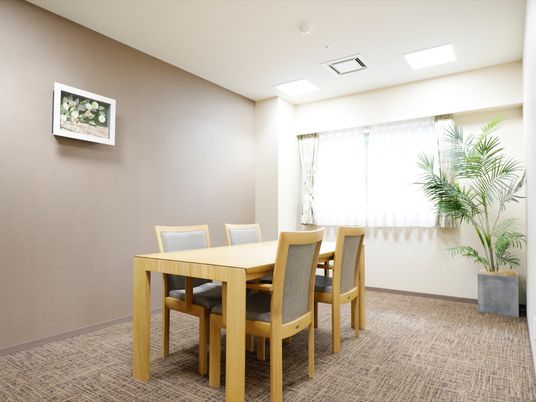 応接室は入居に関してや、入居後のお体のことなど入居者様はもちろん、ご家族様がスタッフに相談することができる。