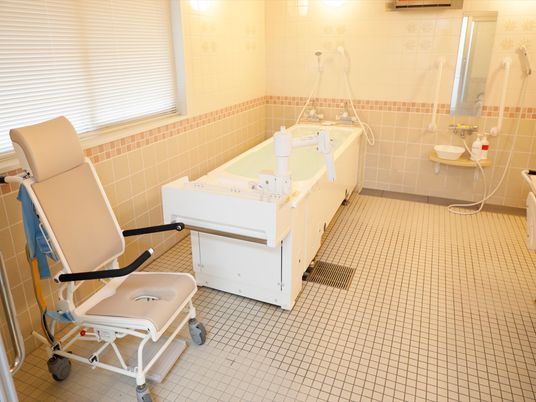 特別浴室は室内の移動も専用車椅子なので、体に負担なく安心して入浴していただける。広々した浴室なので、解放感がありリラックスできる。