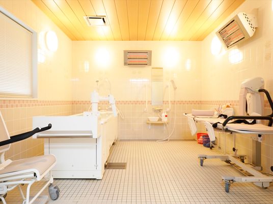 特別浴室内には暖房器具を複数設置している。室内や、浴槽への移動する時も体を冷やさない配慮がされている。