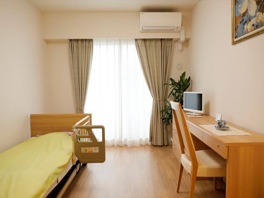居室はカーテンやベッド、エアコンなど必要な家具や家電が備えつけられている。身軽に入居して生活ができる。