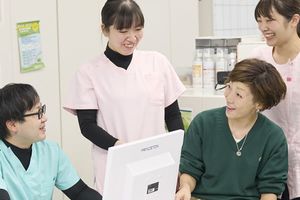笑顔で会話するスタッフと利用者