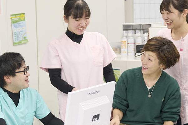 笑顔で会話するスタッフと利用者