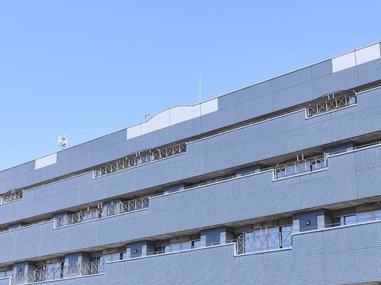 青い外壁の建物外観  