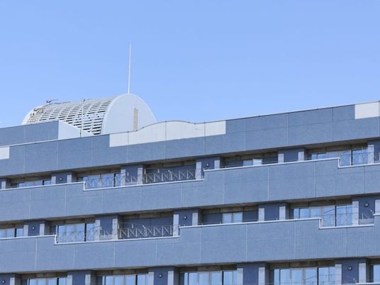 青い外観の建物  