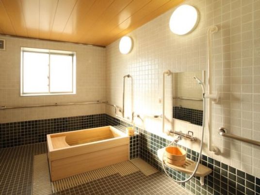 明るい木材使用の浴室
