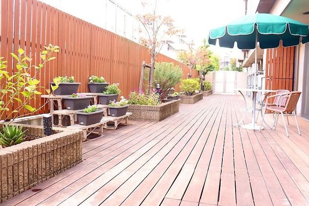 明るい外観の建物