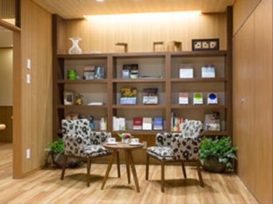 暖かい雰囲気の休憩スペース