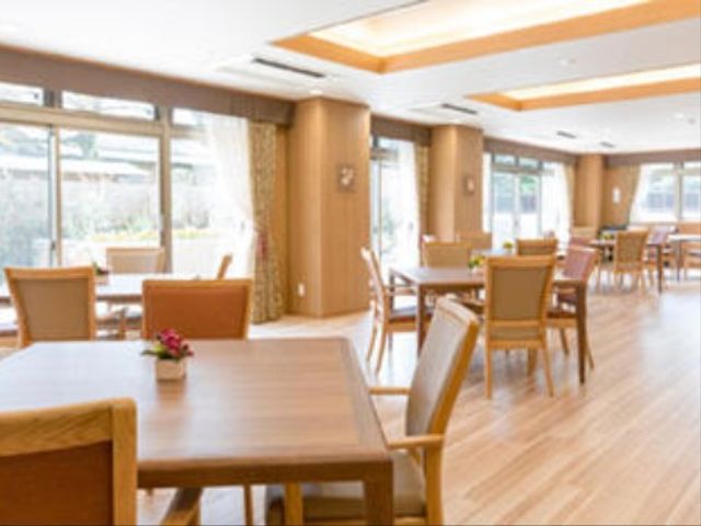 広々とした明るい空間 レストラン ゆとりのあるダイニングで、利用者が心地よい食事の時間を過ごせる環境が整っています。